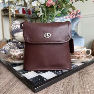 Vintage Coach Tango 9049 in Mahogany